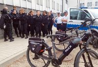 młodzież w komendzie w czasie dnia otwartej jednostki