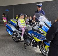 dzieci w komendzie w czasie dnia otwartej jednostki