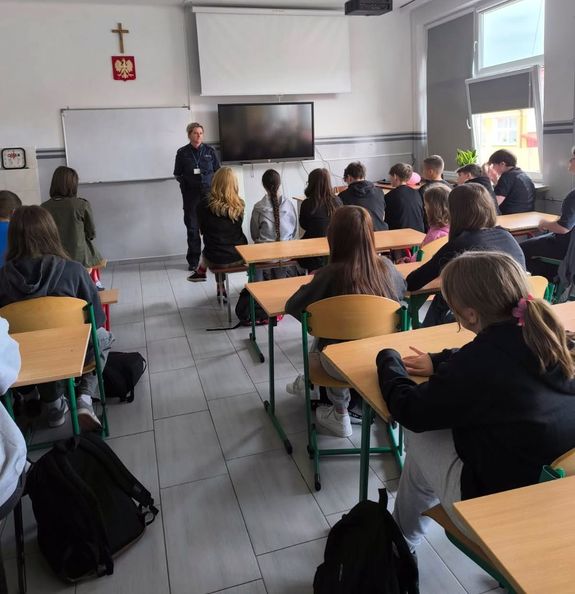 policjantka w czasie spotkania profilaktycznego w szkole