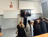 policjantka w czasie spotkania profilaktycznego w szkole