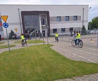 miasteczko ruchu drogowego i jeżdżący po uliczkach na rowerach uczniowie