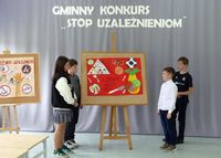 uczestnicy konkursu ze swoimi pracami