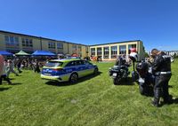 piknik z okazji Dnia Dziecka, radiowóz i policyjne motocykle