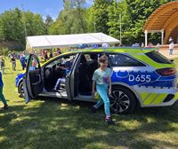 dzieci w radiowozie