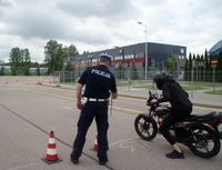 policjant i uczestnik Turnieju na  motocyklu
