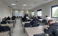 uczestnicy piszą test
