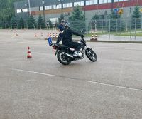 uczestnik turnieju jedzie na motocyklu