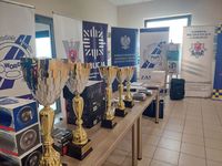 stolik z pucharami i nagrodami