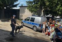 przewodnik wraz z psem i dzieci w czasie wizyty w komendzie