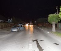 droga a w tle uszkodzona osobowa Toyota