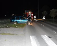 na poboczu stoi uszkodzony Land Rover w tle wozy straży pożarnej