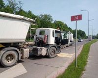 na jezdni stoją dwie uszkodzone ciężarówki po zderzeniu