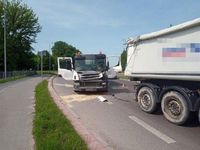 na jezdni stoją dwie uszkodzone ciężarówki po zderzeniu