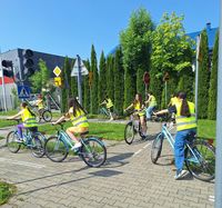 uczniowie na rowerach jeżdżą uliczkami miasteczka rowerowego w czasie egzaminu na kartę rowerową