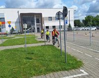 uczniowie na rowerach jeżdżą uliczkami miasteczka rowerowego w czasie egzaminu na kartę rowerową