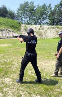 uczeń w czasie ćwiczeń ze strzelania