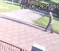 kadr z monitoringu, który zarejestrował zaginionego seniora