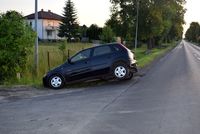 osobowy Opel, którego kierujący wjechał do rowu