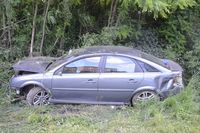 osobowy opel w przydrożnym rowie