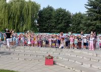 w grupie stoją dzieci