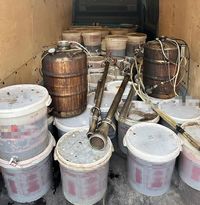 w samochodzie dostawczym umieszczonych kilkanaście pojemników z nielegalnie wytworzonym alkoholem oraz aparatura, rzeczy zabezpieczone przez policjantów
