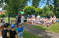 zdjęcie grupowe laureaci konkursu plastycznego z organizatorami i policjantami
