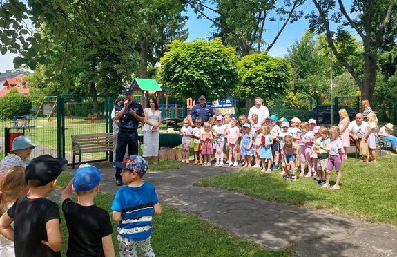 zdjęcie grupowe laureaci konkursu plastycznego z organizatorami i policjantami