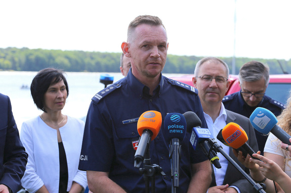 Zastępca Komendanta Wojewódzkiego Policji w Lublinie podczas wystąpienia na briefingu prasowym