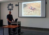 policjant prezentuje slajdy w czasie spotkania w komendzie