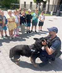 policyjny przewodnik z psem i dzieci
