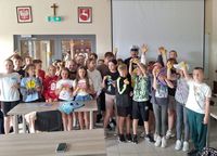 zdjęcie grupowe uczniowie z policjantem