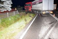 pojazd ciężarowy z naczepą stoi w przydrożnym rowie