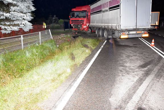pojazd ciężarowy z naczepą stoi w przydrożnym rowie