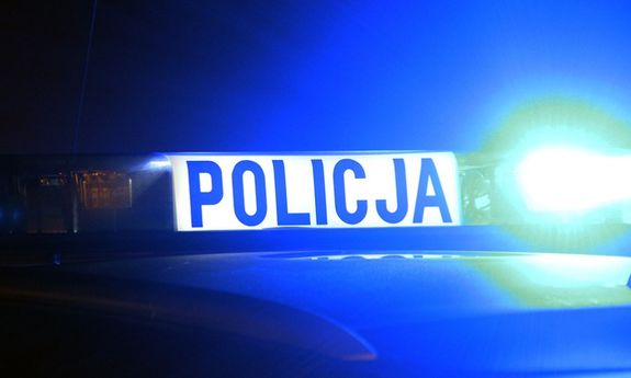 Lampa na dachu radiowozu z napisem Policja