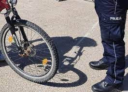 koło roweru i nogi policjanta