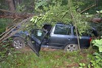 osobowy samochód po uderzeniu w drzewo