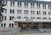 budynek Komendy Miejskiej Policji w Zamościu, wejście główne