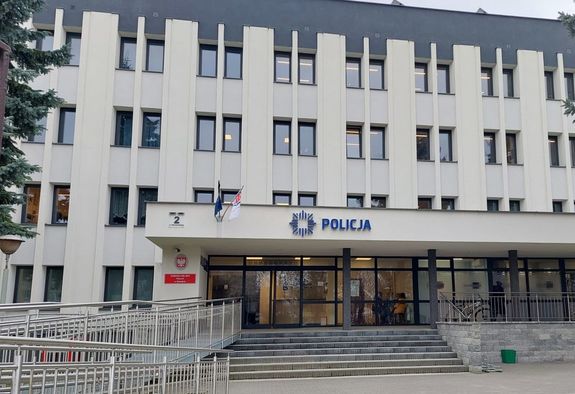 budynek Komendy Miejskiej Policji w Zamościu, wejście główne