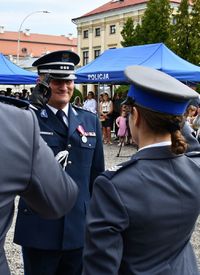 komendant Miejski Policji w Zamościu i policjantka oddają honory