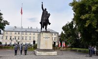 poczet flagowy obok pomnika Jana Zamoyskiego