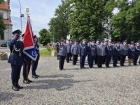 pododdział awansowanych policjantów ora poczet sztandarowy