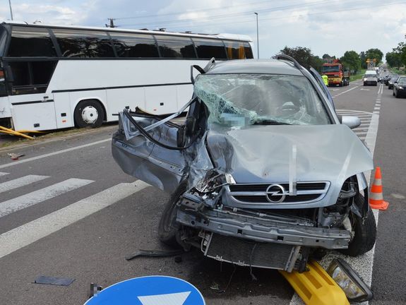 miejsce wypadku drogowego, uszkodzony Opel i autokar