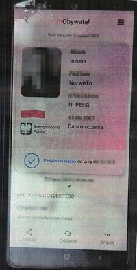 zdjęcie ekranu telefonu z dokumentem tożsamości