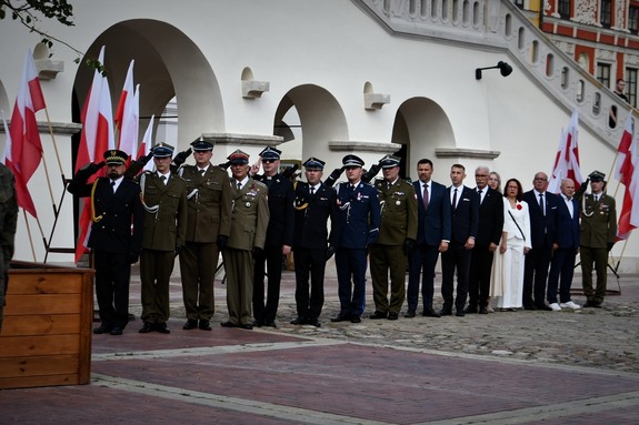 przedstawiciele służb mundurowych oddają honor