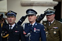 przedstawiciele służb mundurowych oddają honor