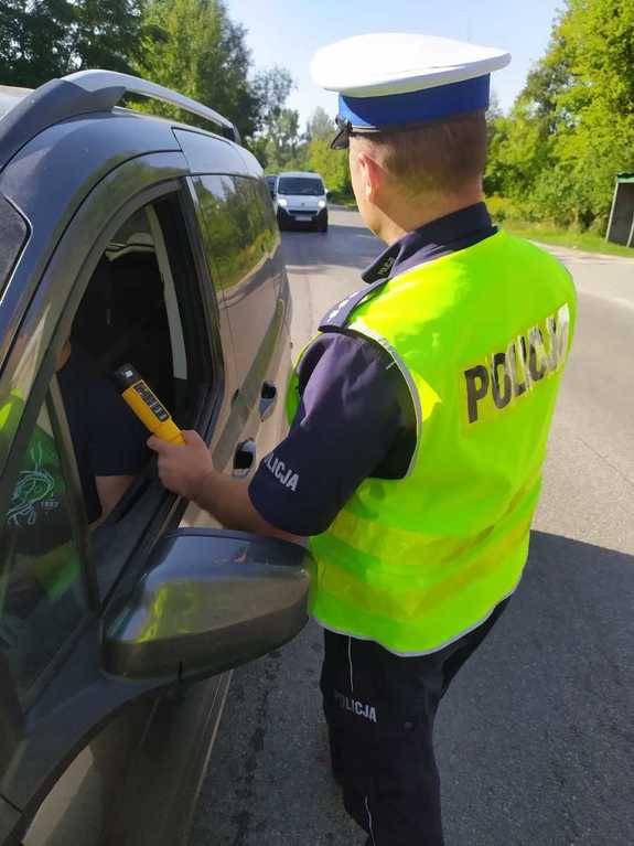 zdjęcie poglądowe, policjant badający kierującego pojazdem