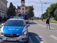 radiowóz i osoba na rolkach