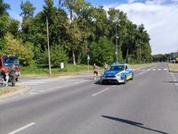 radiowóz i uczestnik biegu
