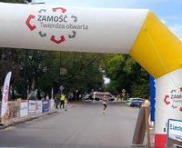 biegacz tuż przed metą