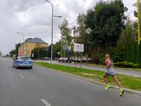 uczestnik biegu oraz radiowóz